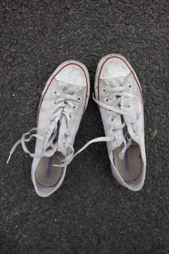 2017-08-18 weiße Converse Turn-Schuhe mit langen Schnürsenkeln